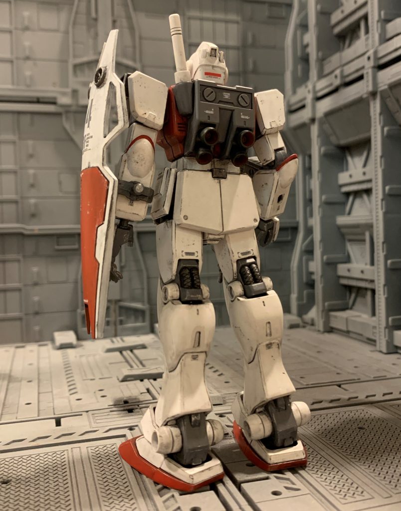 色分けはざっくりジムコマンド宇宙用を見ながら塗りました。暗色にホワイト塗りが必要な部品もあったのに、手抜きでサフ吹かずに塗ったので下地色が隠蔽し切れず、後工程の艶消しクリア&ウォッシングでなんとかごまかしました。