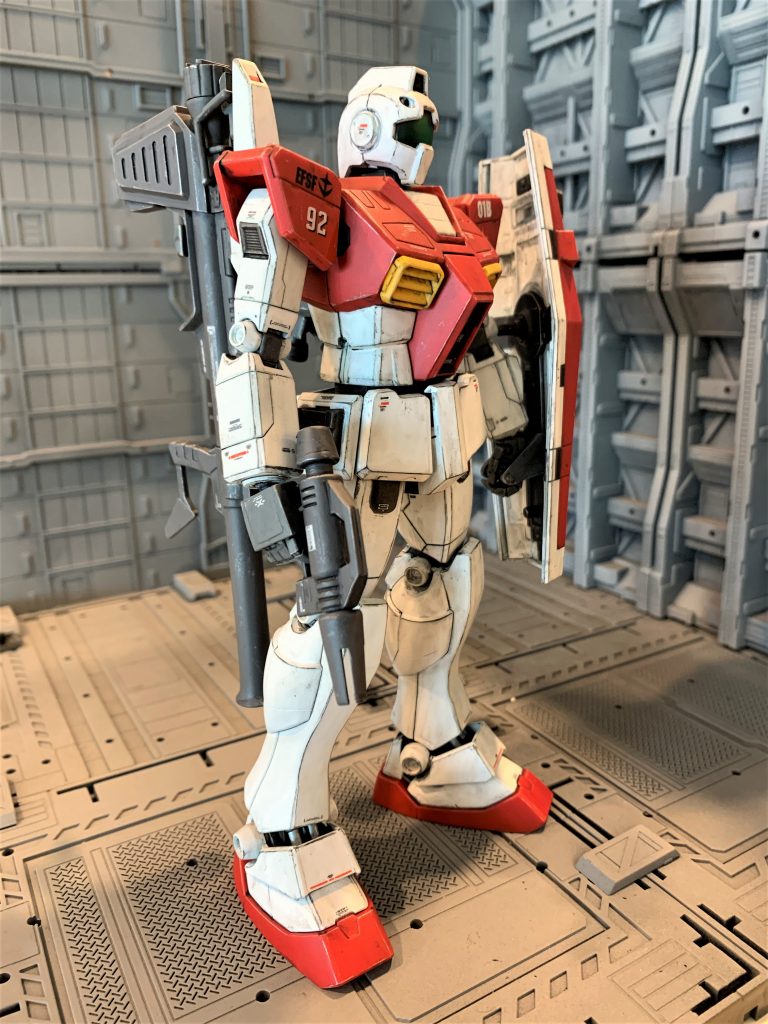 ガンプラ出戻りして1/144しか作ってなかったので、1/100でどの程度の緻密感がちょうど良いか終始いまいちバランスが掴めませんでした。古いキットなので部品割りが少なくモールドで済ませてある部分が結構ありましたが、バランスを考えながらいつも以上に部分塗装頑張りました。デカールもいつものHGより配置をよく考え、数も多めに貼りました。モールドやエッジも今のキットに比べるとかなりダルい部分が多い印象でした。最近のキットを触っている分には特に必要性を感じませんが、旧いキットを触るとスジを掘り直したりエッジ出しや平面出しする技術はしっかり磨かないといけないなと痛感します。