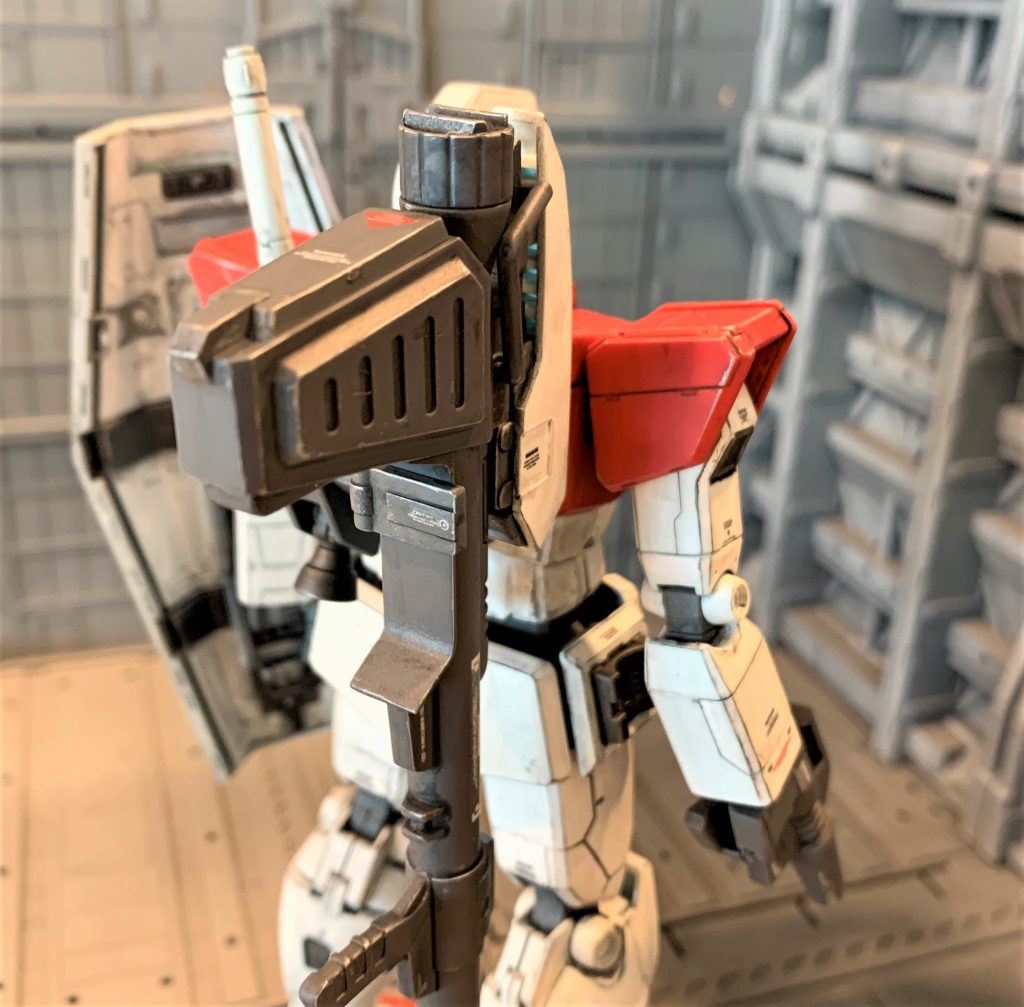 基本武装も一通り揃っていて、特に背面バズーカラックはこれでしかキット化されていない独特な設定の装備ですよね。昔富士急ハイランドにあったガンダム・ザ・ライドのジムもこのVer.1.0準拠の造形で、ジャック機がバズーカラックを装備しています。このバズーカで要塞内部に隠してあった巨大ビーム兵器(レーザ兵器だったかも?)を破壊するという、何気に超大戦果を挙げています(笑)あのアトラクション、乗るまでの通路から何からファーストガンダムファン感涙の出来でしたのでまたどこかで復活して欲しいです。いつかもう一体買って脱出用ランチもスクラッチして劇中を再現するのが夢です。