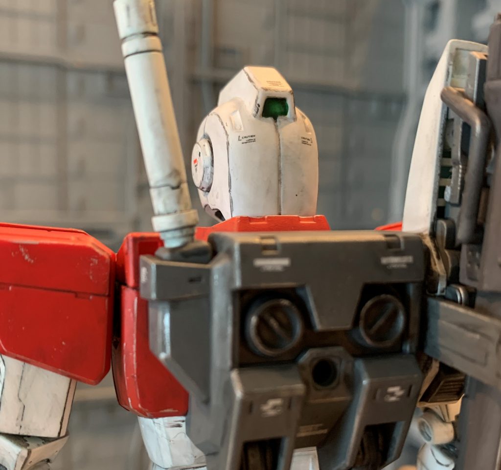 後頭部のレンズもクリアパーツなんて気の利いた構成ではなく、エッジダレダレの窪みがあるだけでした。シールも付属していません。とはいえ設定上塗らない訳にはいかないので、頑張って塗りました。ちなみに前部のレンズはクリアパーツですが、艶消しクリアを塗っても分かるくらいグニャグニャにヒケてます(苦笑)この辺りの成形具合に時代を感じますね。ダレたエッジに苦戦しながらエナメル塗料のシルバーで下地+上からエナメルのクリヤーグリーンを塗りました(見事にはみ出してますね...)。