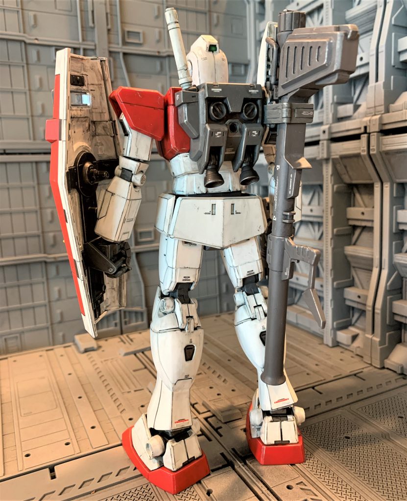 腿のボールジョイント接続穴を拡張してガニ股可動範囲をちょっと拡げたのと、足首のシリンダー周りのディテールの余計な肉を抜いたくらいで、後は基本の合わせ目消しやゲートとパーティングライン処理をしたのみです。塗装はスプレー塗装+エナメル部分塗装。白い部分は白サフです。成形色のエメラルドグリーンが意外と発色強くて隠蔽に苦戦しました。黒サフを最初に吹いておけばよかったです。いい勉強になりました。塗装後デカール貼り→艶消しクリア→ウォッシング&スミ入れ→艶消しクリアで完了です。