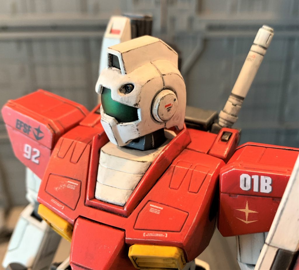 頭部は後ハメしようと思いましたが無理そうだったので早々に諦め、各部品をバラ状態で一度塗った後に頭部を組み立てトサカの部分を合わせ目消し、やすり掛けした部分のみ再度塗装しました。レンズ部のマスキングは上手くいかないと思ったので、ちょっと嫌でしたがクリア部品にもツヤ消しクリアを吹きました。まあ思ったよりは違和感なかったですが、やっぱりレンズパーツはツヤっと反射していた方が好みです。レンズは無色透明だったので初めて筆塗りでクリアカラーを塗ってみましたが、艶消し吹かなくても思ったよりはムラにならずいい勉強になりました。内部はスカスカなので電飾とか仕込んでみたいなと思いました。いずれ電飾にもチャレンジしてみたいです。