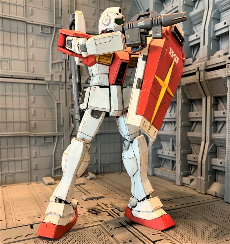 MG初期のキットだけあり、構造はひと昔前のHGを大きくしただけのような感じです。組立工程も最近のHGの方がよっぽど複雑で部品数が多いと思います。ただ、組みあがった時のMGならではの迫力は健在です。