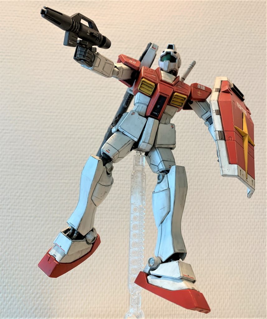 スタンドに取り付ける穴が無いので、お尻にドリルで穴を空けました。可動範囲も時代なりでポーズを取らせてもぎこちない感じです(苦笑)個体差だと思いますが、膝関節はユルユルで自重で伸びてしまいます。このジムは素立ちが一番映えるのかもしれません。キット付属のマニピュレータはHG以上にディテールのアラが目立つので、ビルダーツパーツ等のハイディテール品に換えたいところです。