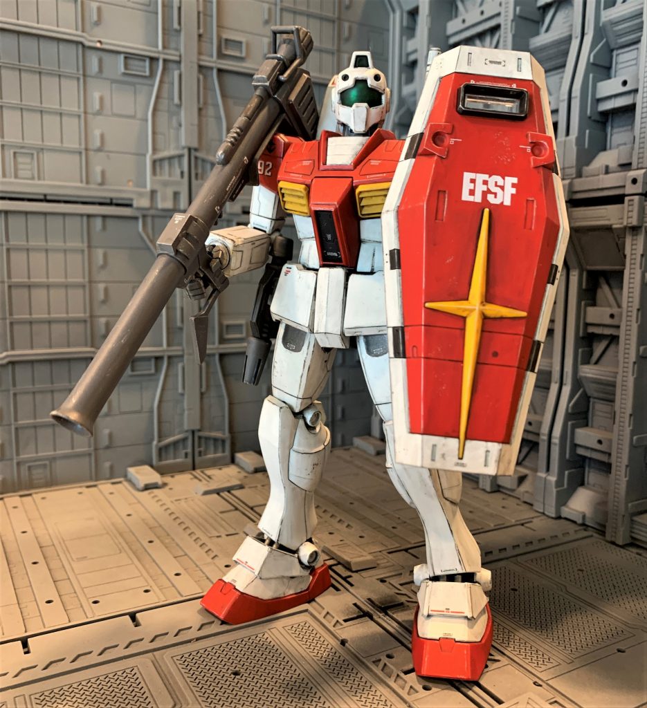 発売当初、巷では専ら「ジムのくせに(悪い意味で)カッコ良過ぎ」という評価だった記憶があります。逆にVer.2.0は「良い意味で弱そう」という180度違うテイストなので、好みが分かれるところだと思いますが、素ジムで言えば個人的には絶対このVer.1.0です。MGガンダムVer.1.0から部品流用しまくりなので自然と「ガンダムの量産型」という設定の説得力が出ていて好きです。ジムキャノンやスナカス等、MSVとなるとVer.2.0ベースの方がテイストに合っている感じはします。ジムVer.1.0は残念ながらバリエ機種展開無かったですが、ライトアーマーくらいは出してほしかったです。今みたいにプレバン限定展開があったら出ていたんでしょうね。