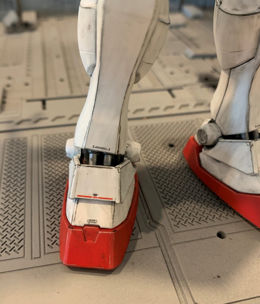 足首のディテールはシリンダー等を一体成型のモールドで再現していますが、今の目で見ると逆にちゃっちく見えてしまいます。ここでシリンダーを自作とかできれば良いのですがそんな技術は持ち合わせてないので、本来空間であるべき所は削り落とし各部塗り分けして今の自分の出来る範囲で密度を上げました。地味に結構目立つ部分なので厄介ですね。