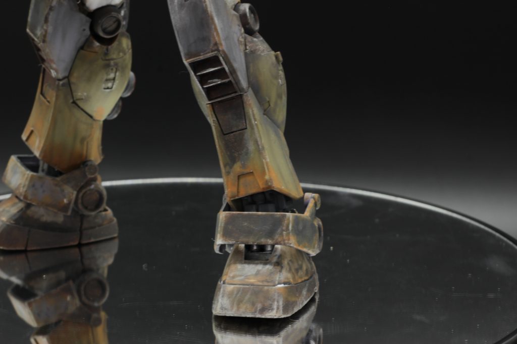 足元の汚れを強めに土汚れっぽく見えるようにティファウスコロージョンやライザラストをたっぷり塗りつけています