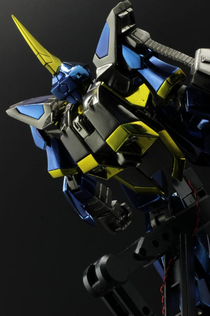 ブラックの部分はハイパークロームAgの塗装を調整してメッキクローム風にしています関節部などはガンメタルで塗装しています