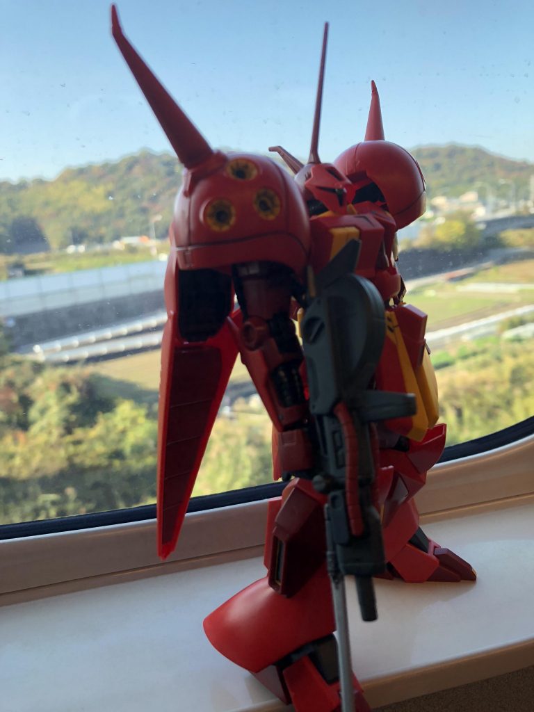 組み上げたガンプラを眺めながらいただくお弁当もよいものです