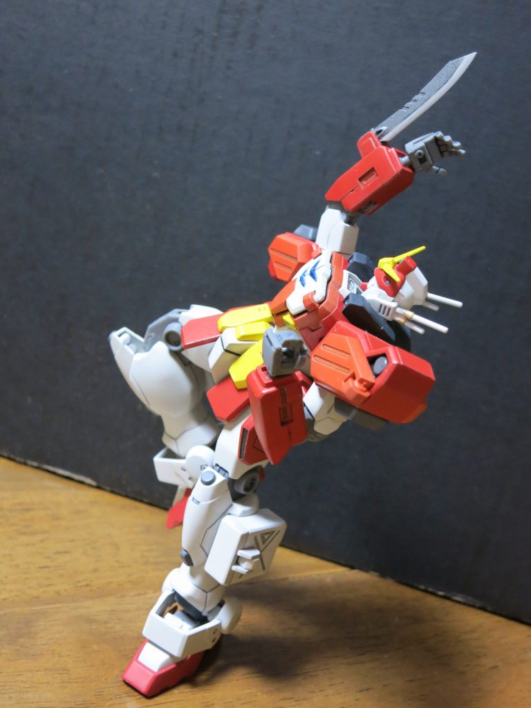 ポージングが少々間抜けになってしまいましたが、ちゃんと考えてキメればキットのままの可動だけで片足立ちもできる。実はやってみた当人も驚いています。