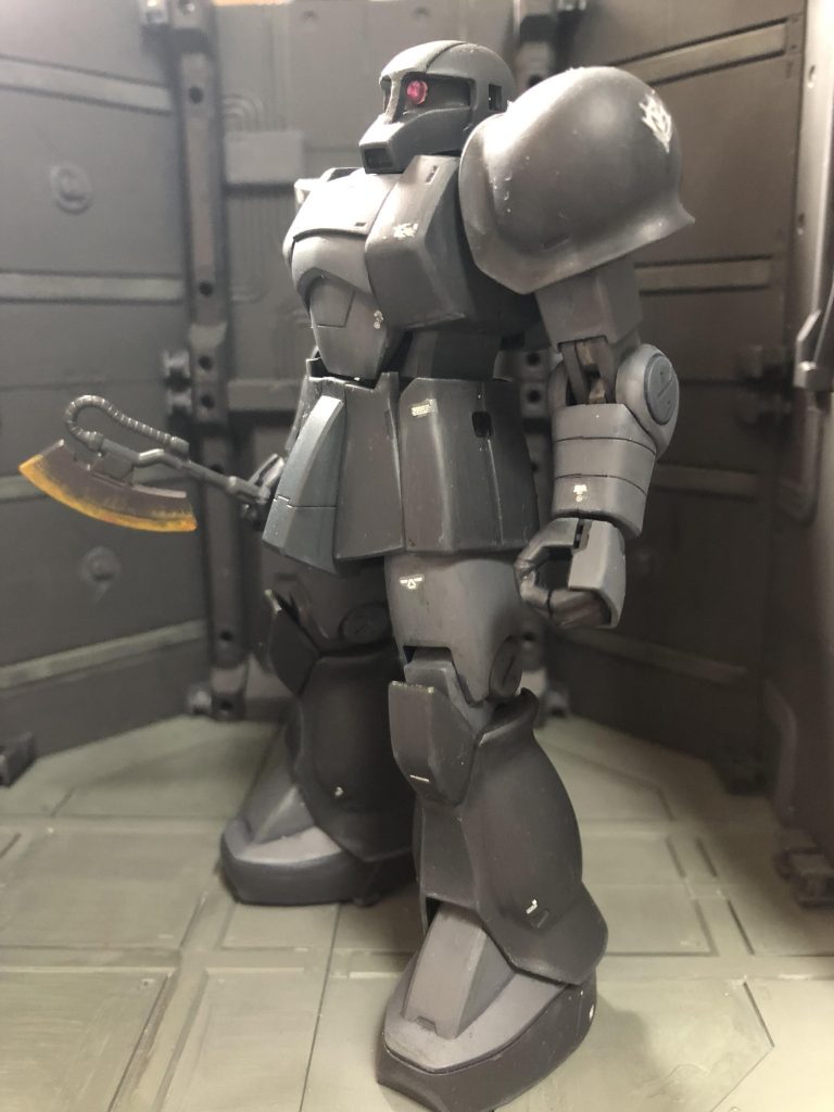 武器はない方が好きなのですが、せめてヒートホークなど。こちらの解釈の旧ザクもかわいいですね。