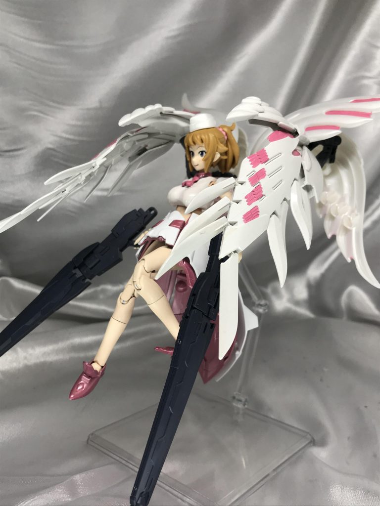 優雅。武器と翼の増設でキュベレイ感はかなり薄れてますね。旧キット今のフミナはスケールがぜんぜん違うので、特徴的な頭の帽子以外体に装飾は増やせませんでした。