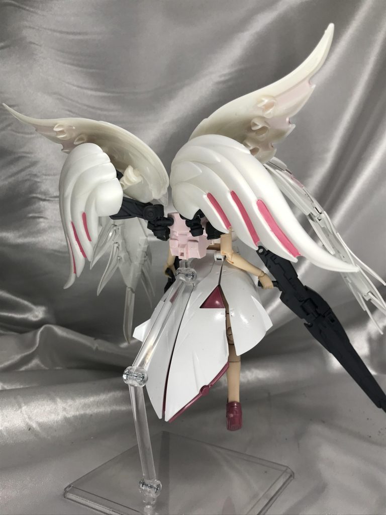 背面。胸から下はモビルドールサラのパーツを、胸はフミナの余剰で出るアヤメさんの胸を使用しました。サラのボディは少し小さく作られているので、フミナの胴がちょっと詰まりました。