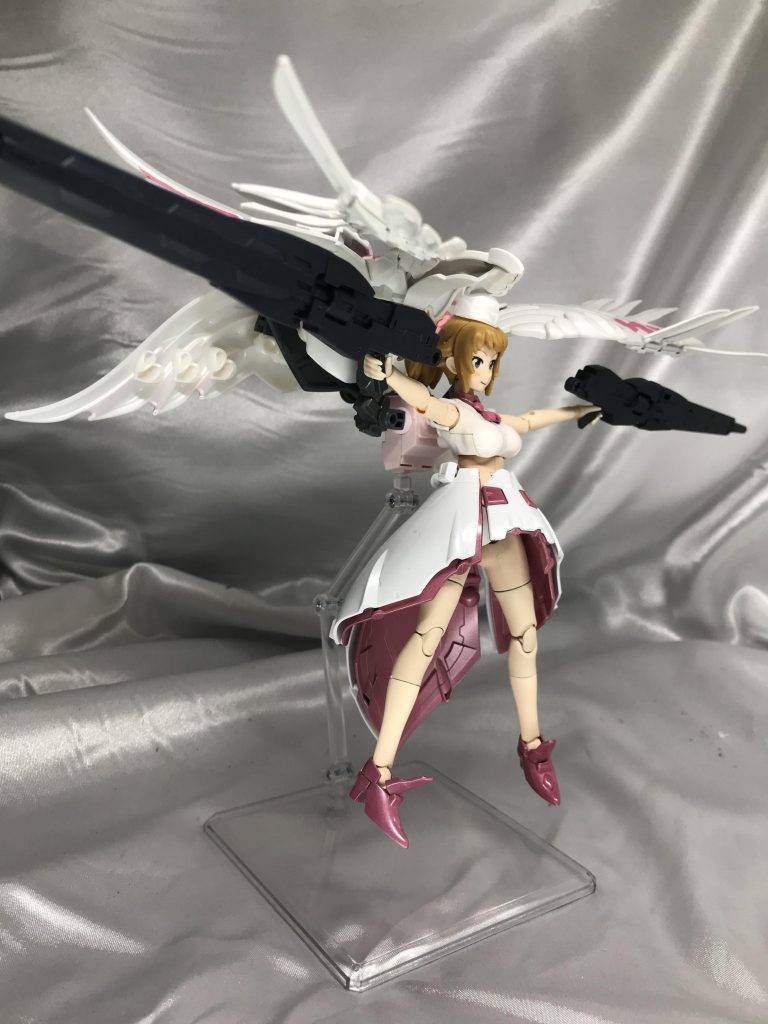 エンジェルバスターライフル。テルティウムアームズのライフルを丸々流用してます。何か改造しようかと思ったんですが、そのまま使うのが一番カッコよかったのでこのままで(妥協本当は背部のハートの翼をライフルと合体させてエンジェルツバークバスターにしようとしたんですが重量の関係で断念しました。