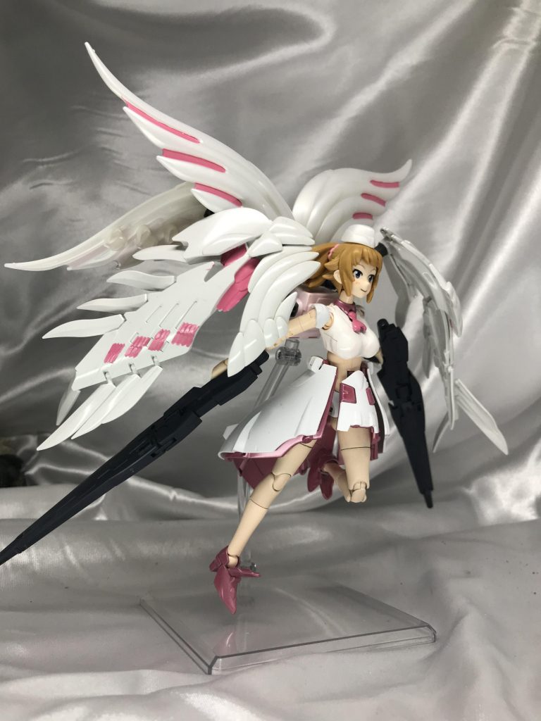 翼がかなり目立つため、こういった飛翔ポーズが一番決まります。翼にピンクの差し色を入れたのですが、アクシズエンジェルの意匠を取り込めたと思います。