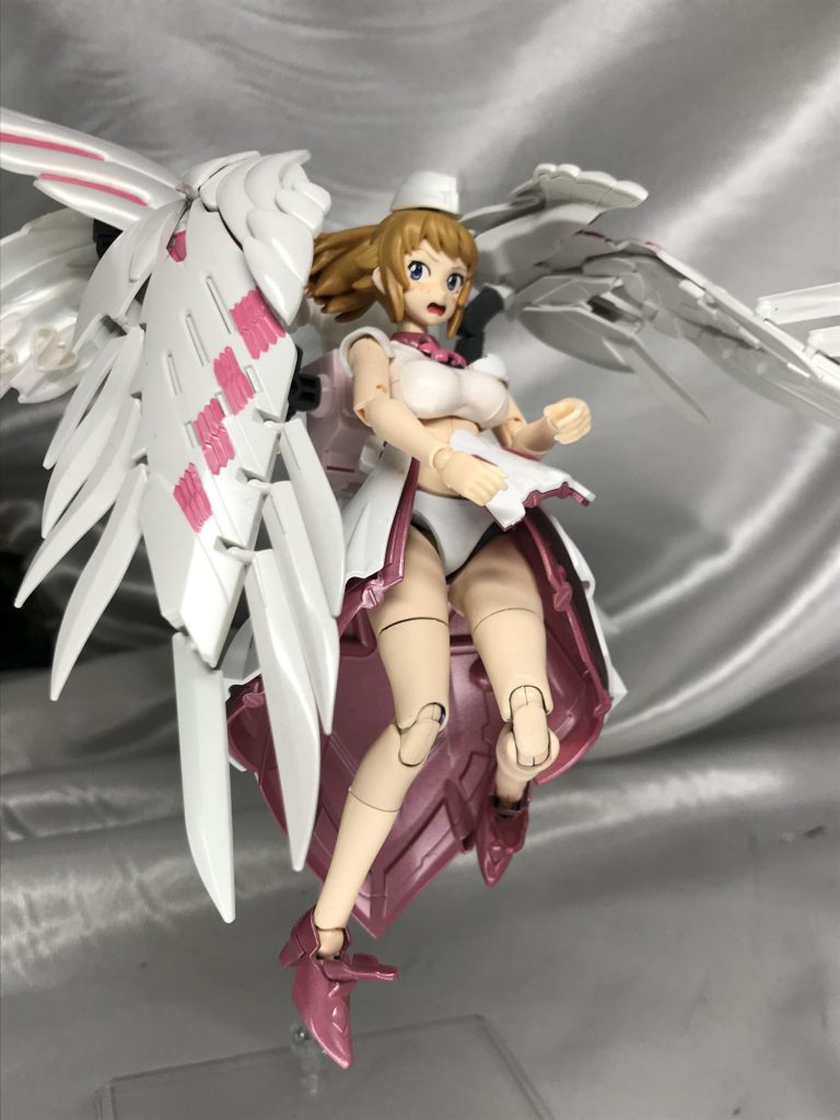 表情はデカールの種類を変えて開口テレ顔に。