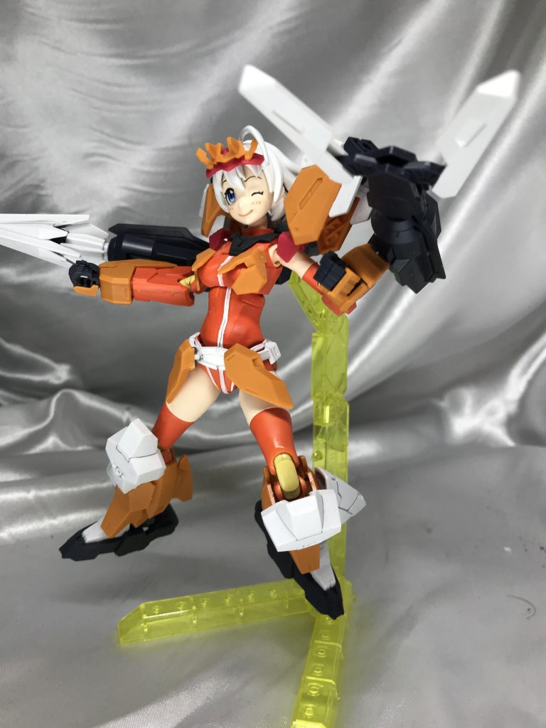 クローアームユニット。肩がデカいキットなので、直接ナミさんに付けると強烈に稼働を阻害する上、腕にかなり重量がかかるためバックパックからアームでつないでいます。この効果で腕の可動を一切阻害しないうえ、武器を接続してもかなり安定してます。