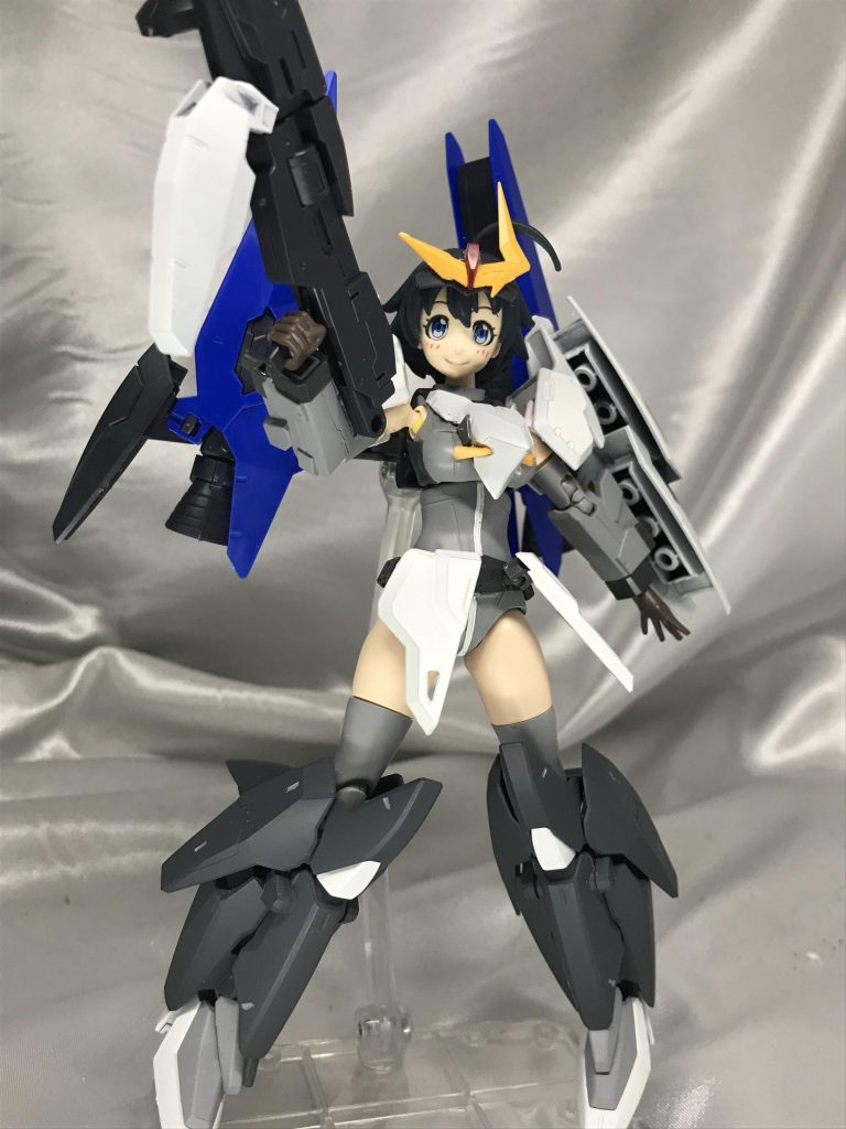 テルティウムナミさんです。バックパックに特色を出したい機体だったのでボディカラーはロービジにしてます。映画とかでよくある白黒画面なのにバラだけ赤い、みたいな表現を出来たらと思っての塗装です。