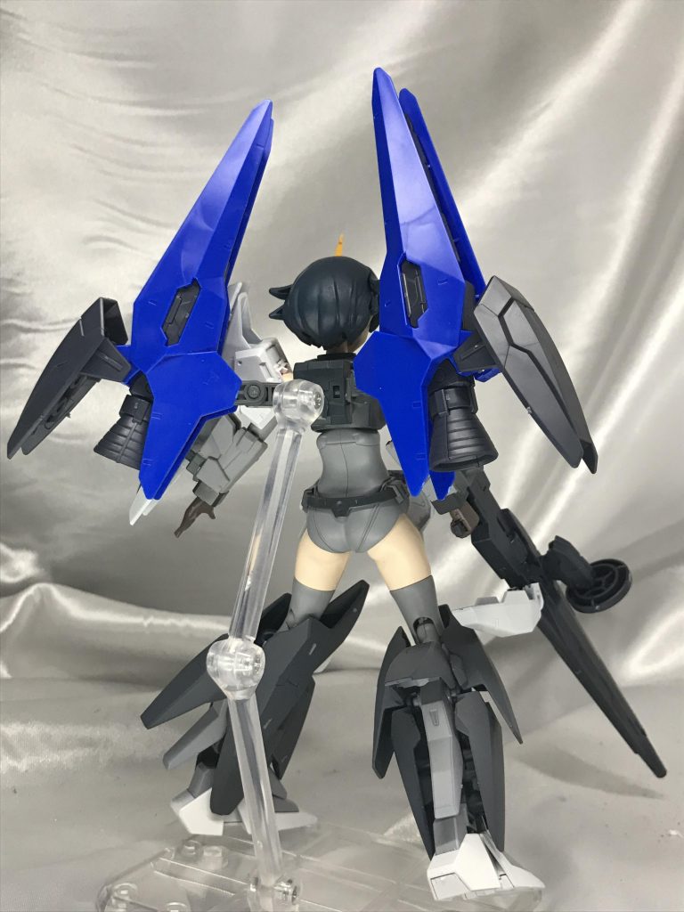 健在のお尻。バックパックはユニバーサル企画なので、キットのものが直接つけられました。ただアームが狭く頭部に干渉しがちだったので、市販のジョイントでアームを延長してます。