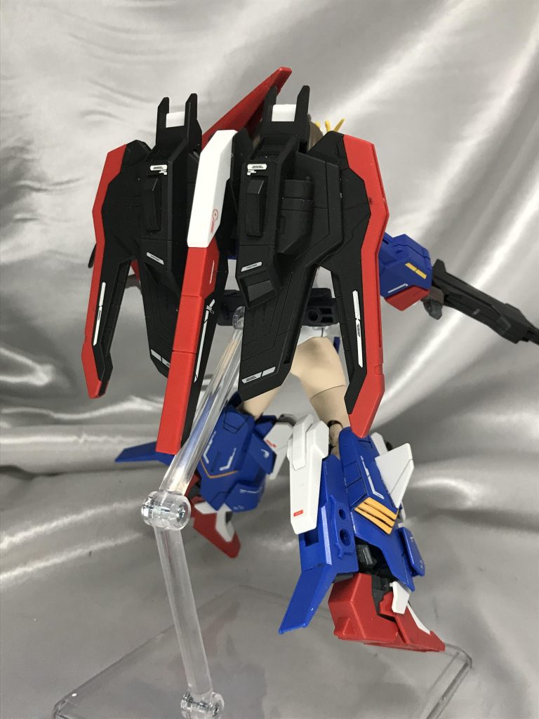 背部。バックパックはライトニングゼータから、小翼を外してゼータとライトニングの中間あたりのシルエットに。足はZZ2ですが、ハイヒールがかなり長かったので足首のみライトニングゼータのものを移植しました。