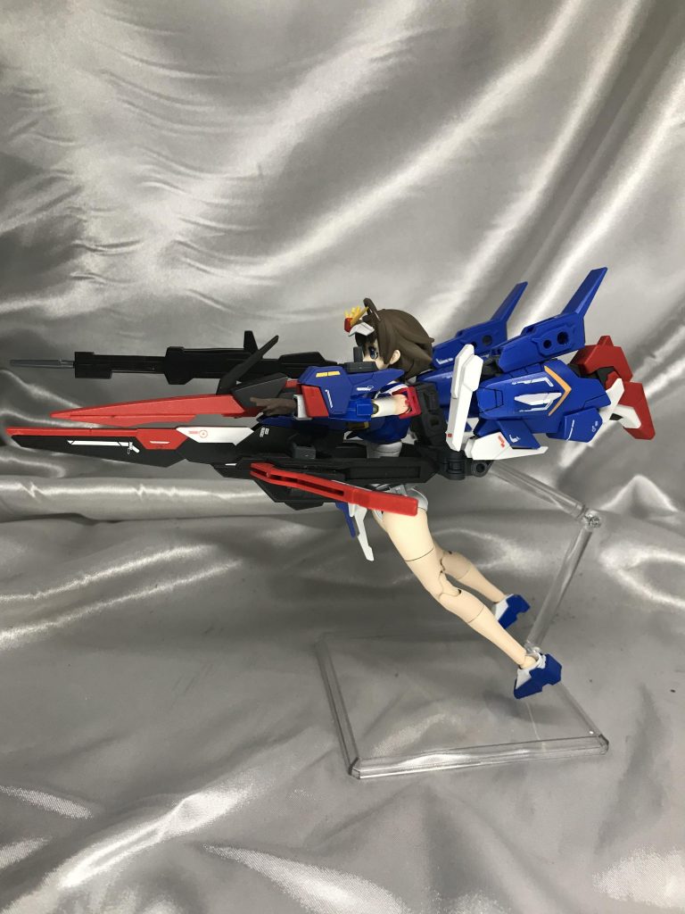 変形というかアーマーの移動です。足のみ完全別パーツになりますが、他は差し替えです。