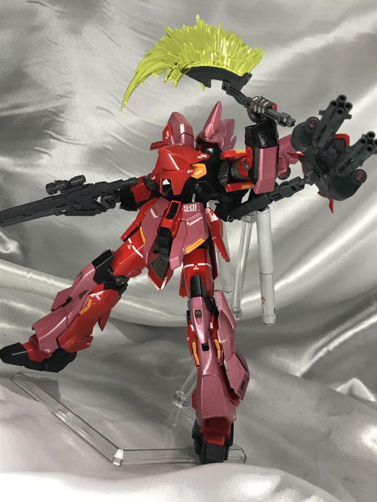 なかなかライフルやロケットバズーカを持たせがちなので、今回は必ず近接武器を握らせたかったので持ってます、ビームアックス。近接攻撃の動きを遮らないよう、シールドはアーム接続しています。ガトリング付き。