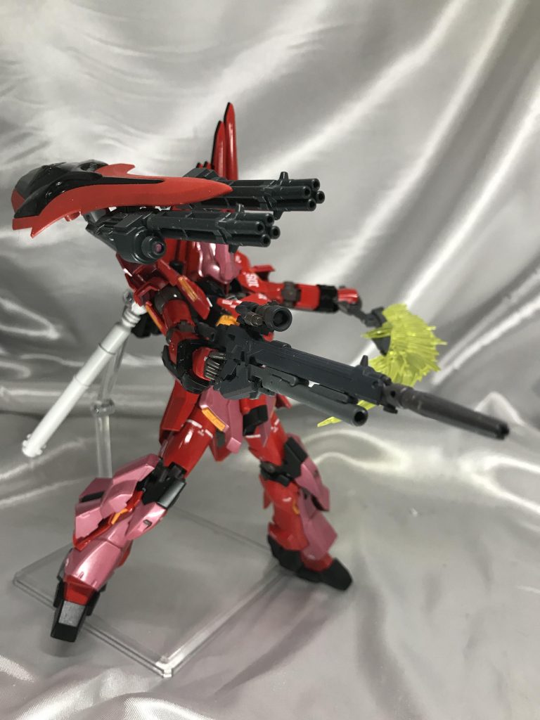 シールドガトリングはアームで接続。ユニコーンのシールドファンネルを意識しての装備ですが、シナンジュの盾でもカッコいいです(///▽///)