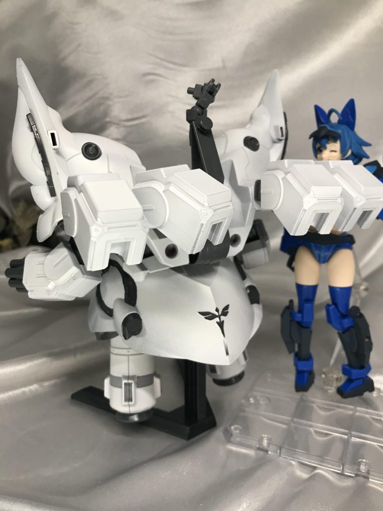 背面。BB戦士のネオジオングを塗り替え、全面を少し改造しました。背中に伸びてる多重関節アームはナミさん搭乗用です。