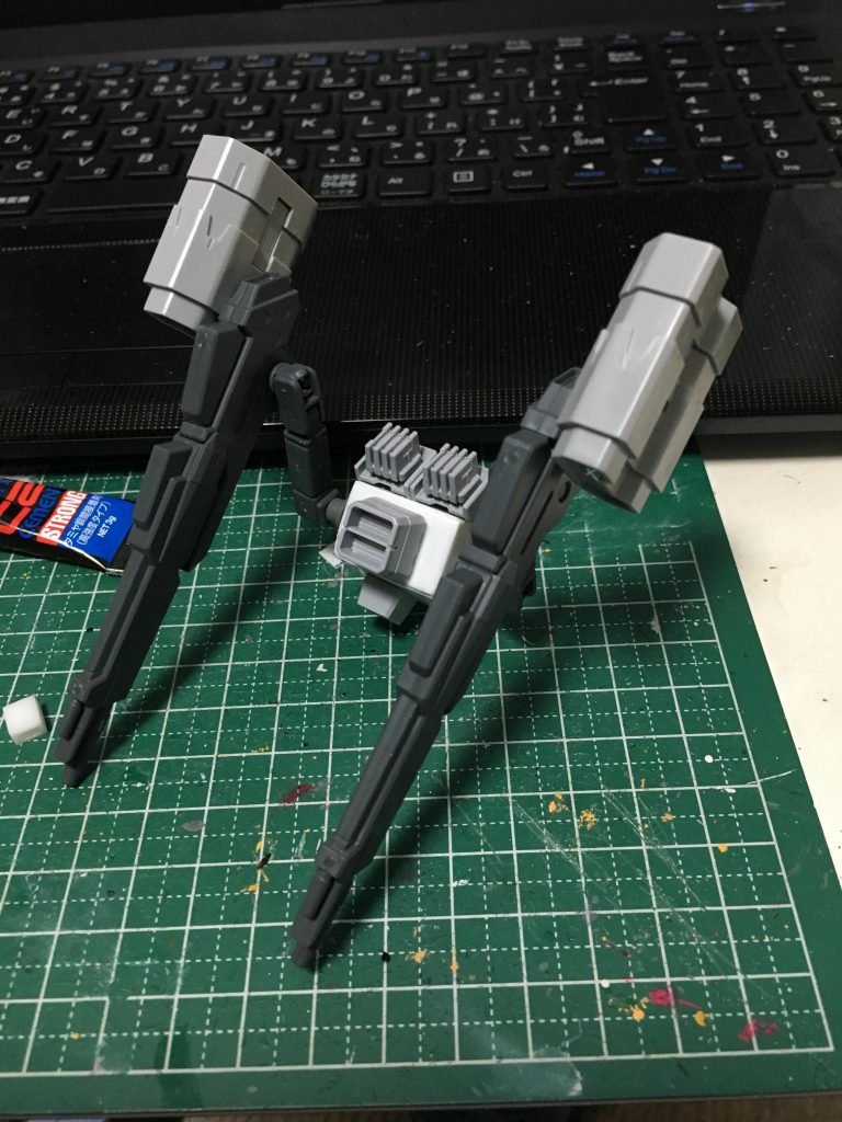 完全オリジナルのバックパックで一からプラ板で箱組し制作。そこからパワードアームズパワーダー」のライフル部と「MSランチャー01」のミサイルでブラストインパルスのケルベロスっぽく再現。後は「ノンスケールMSバーニア03」を使ってバーニアの設置したり軽く装飾をしました。