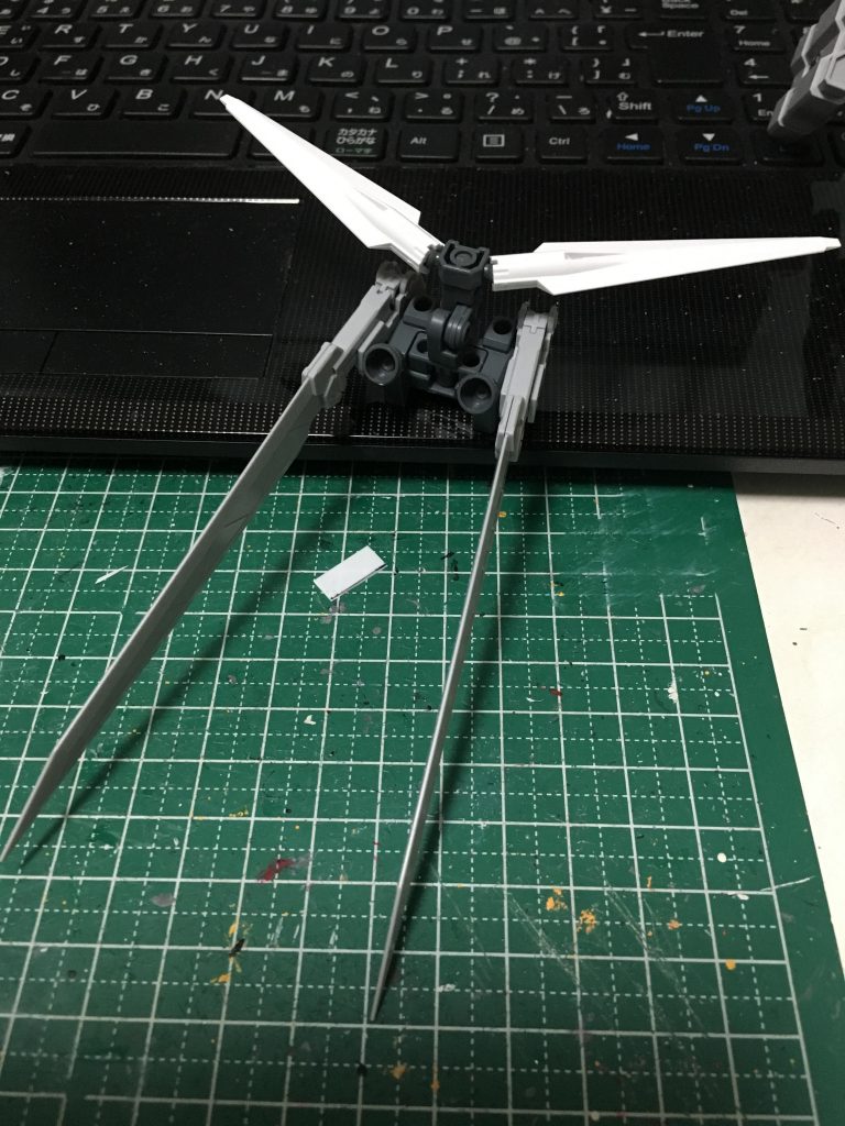 「パワードアームズパワーダー」のバックパックに「ノンスケールＭＳソード０１」のソードとダブルオーガンダムセブンソードで余ったＧＮソードⅡの刃に「２０１６カスタマイズキャンペーンのバックパックキャノンアーム」のパーツを使ってブーメランを制作し、それらを装着してソードインパルスを再現しました。他にはゼフィランサスの飛行機のパーツの一部を使って寂しいところを失くしました。