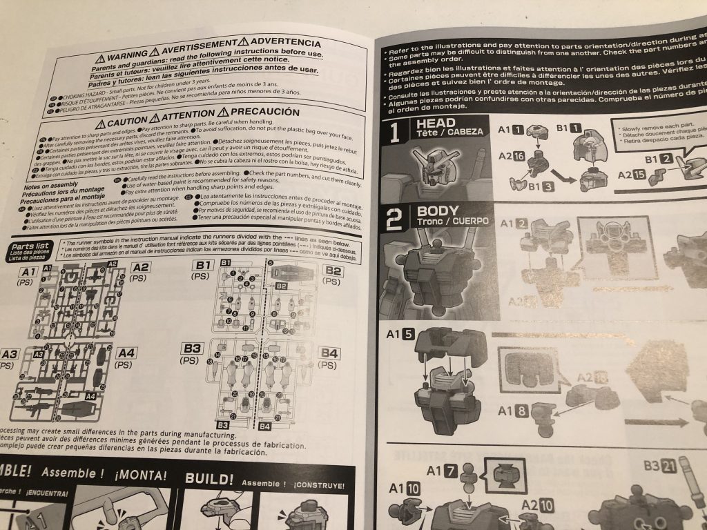 組立説明書ももちろん非日本語です。海外でも普通にガンプラが入手できるようになればいいな〜と思います。頑張れバンダイっ!!