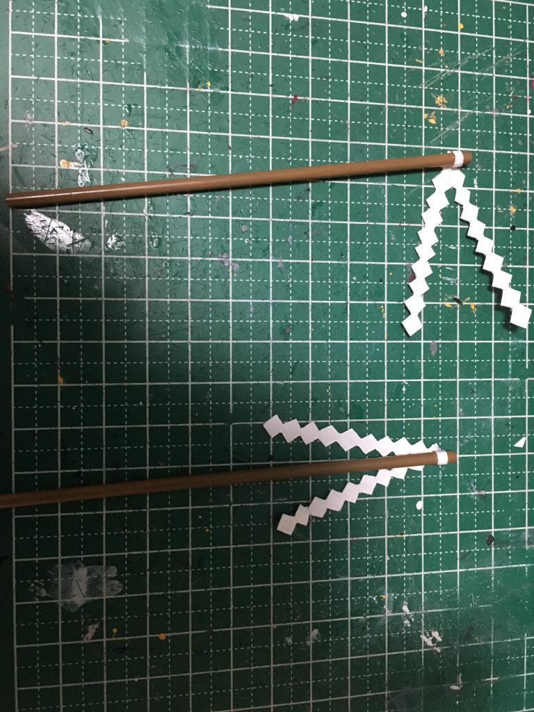 自作のお祓い帽。霊夢頑駄無(リボガン)用と、博麗インパルス用と2本作成。振りかぶった時に動きに変化ができるよう、紙の部分を稼働するようにしてます。