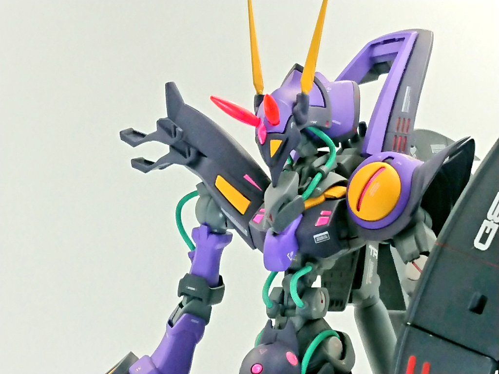 最終決戦形態として、サイコフレームを追加したO-N-I モードです。