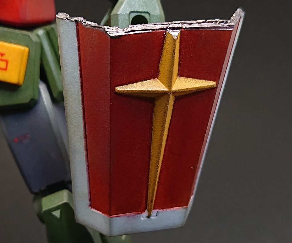 おまけパーツとしてFGのシールドを加工して半壊状態を再現したものを作りました。切断面はガンダムマーカーEXヘビーガンメタリックを使って塗装しました。