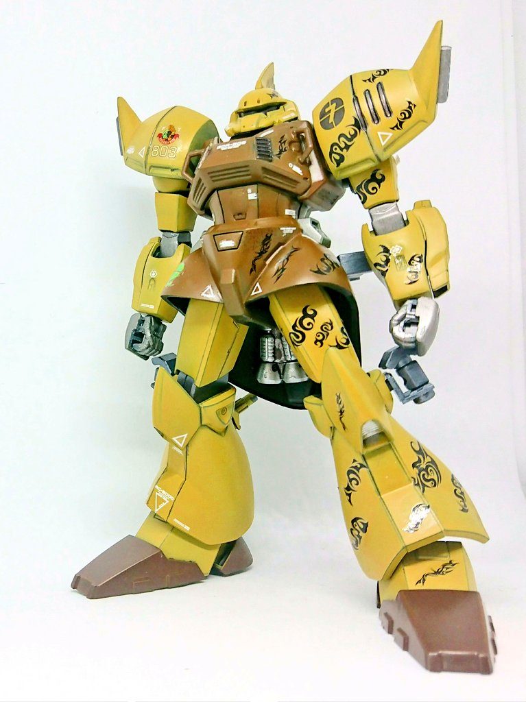 足はガルバルディリベイクを使用、足首にホビーベース関節技球体ジョイントを仕込んでしっかり脚が接地するように改造