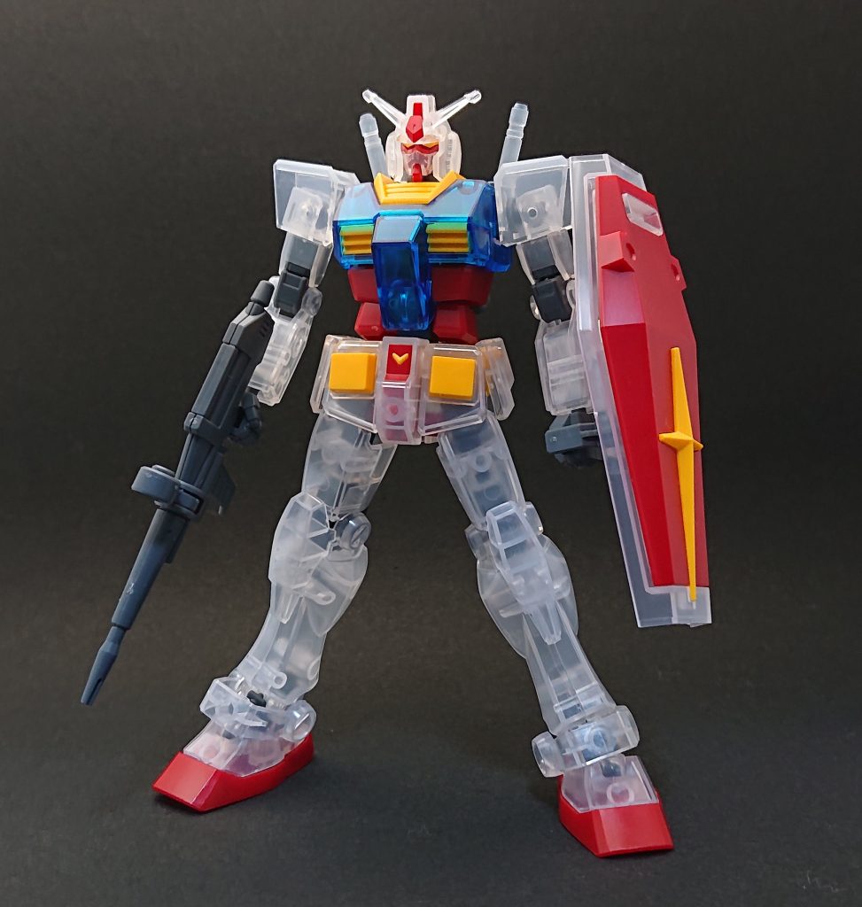 塗装前です。クリアカラーですが股間のV字マークやツインアイも色分けで再現されててすごいと思いました。