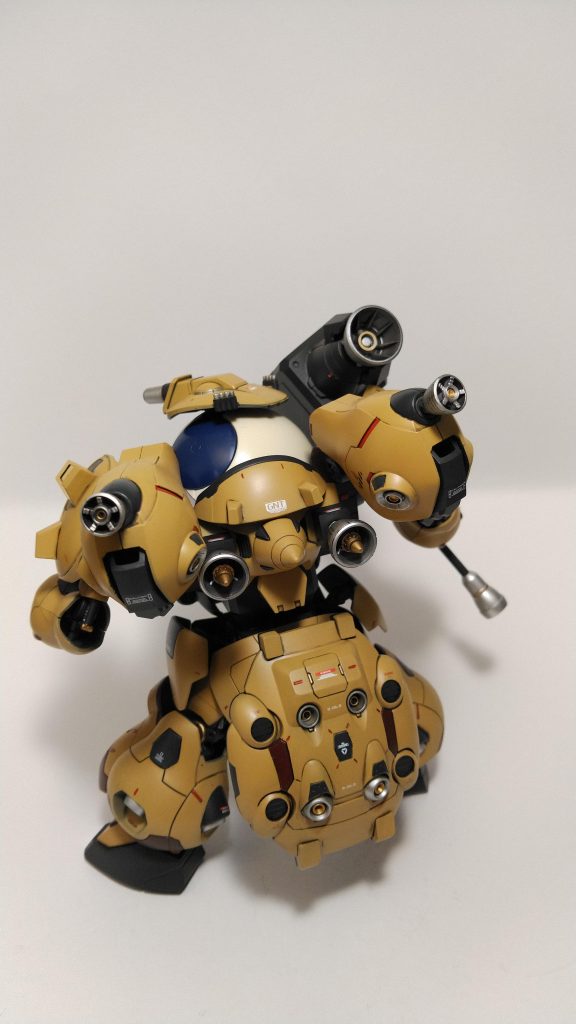 背部にはGNドライブ、バーニア、リベイクの隠し腕を装備。腰にはリベイクの盾を装備。