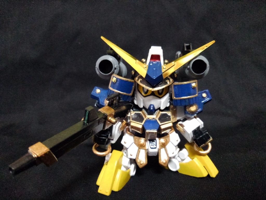 メイン武器は背中の大筒と種子島雷威銃（タネガシマライフル）。背中の腰部に刀を装備しています。