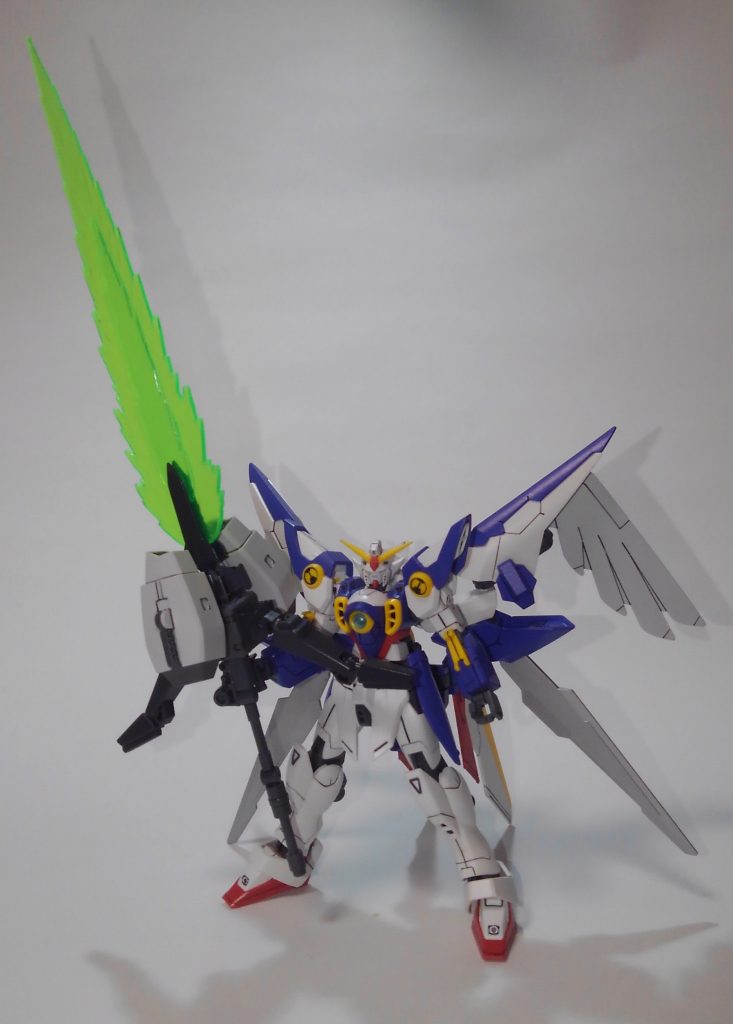 続いて、ウイングガンダムグラジオラス用の武器のハイパーメガタックソードです。ビームソードは旧キットの1/100エピオンのものなので、サイズ違いも相まって迫力はあると思います。柄はジャンクパーツで長めでそれっぽくしました。可動グリップも取り付けて持たせ易くしています。