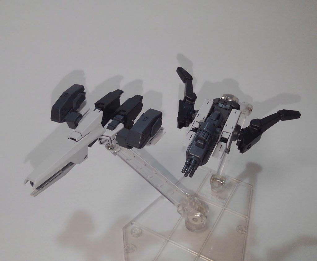 サポートメカ。右がTグラインダー、左がTアーチャーです。イメージはビットというより某ファミリアですね。3ミリ穴が程よくあるのでスタンドも使えます。