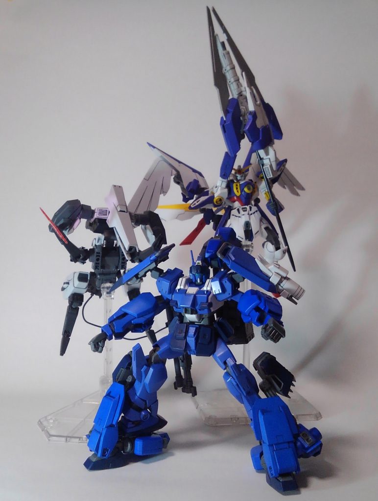 最後はみんなでそれっぽく。これで我が家の新型機は完成となりました。完成度は雑な部分はありますが、こんなキットあったっけ?!と少しでも思っていただけたら僕は満足です😄このあとも友人だの後輩だのの専用機を製作予定なので、チマチマやりつつ完成したらこちらにアップしようと思っています。中二病全開ですがw最後までご覧いただきありがとうございましたm(_ _)m