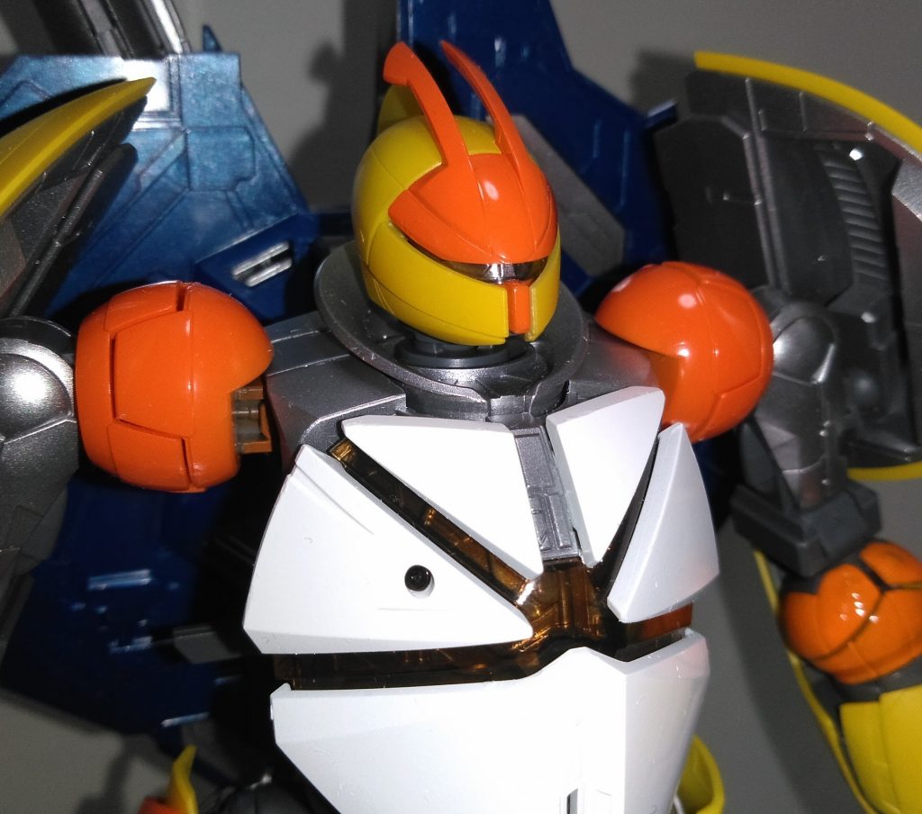 目立ちにくいですが、クリアパーツが黒かったのでクリアオレンジで塗装、加減が判らん胸の下のパーツをガンメタルにしたのですが、う〜ん