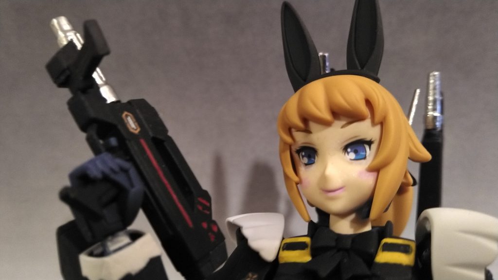 フェイス部は目の部分をパテで埋めてその上からデカールを張りました。頬と口はシタデルカラーでお化粧してみました。