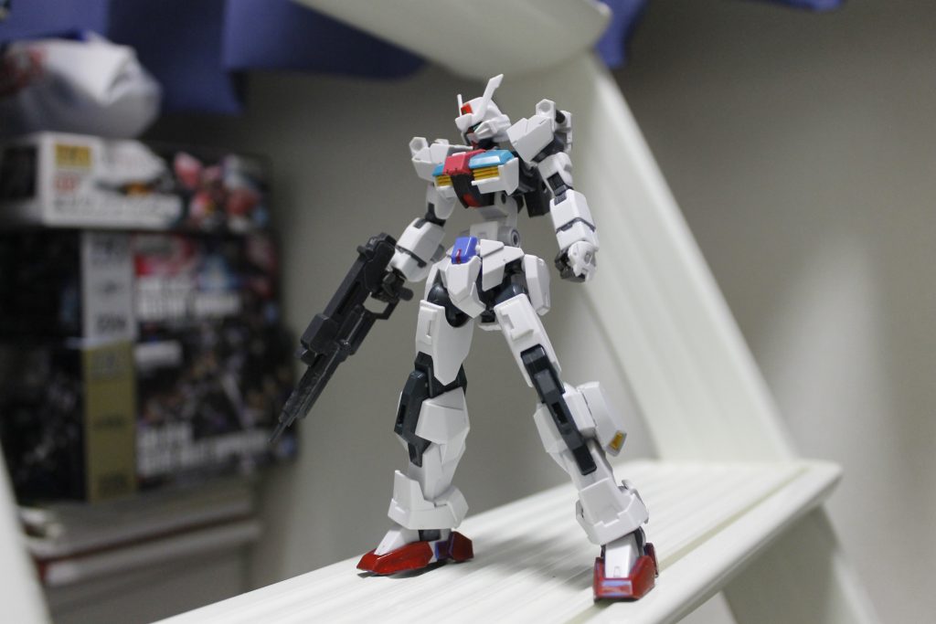 基となるベース機体が存在しないと言っても差し支えないレベルであらゆる機体のパーツを混ぜ合わせてます。X魔王、アメエク、AGE-2、フラウロス、グレイズリッター、バルバトス、RG赤枠、00ダイバー、クロボンX1、ルプス、00スカイ、ケルディム、Mk-2等を使いました。更に頭部アンテナと腹部のフレームはプラ板によるスクラッチです。