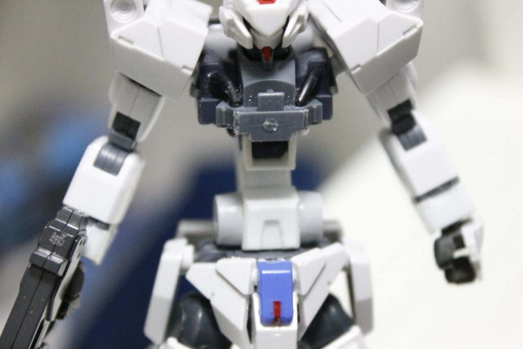 胴体の骨格はビルドバーニングとコアガンダムで構成されていて、コアガンダムの胴体と同じ位細いです。そこに百均の針金をケーブルっぽく接着してみました。露出ケーブルは男のロマンです。