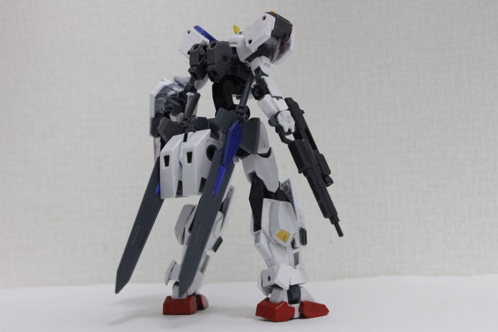 背面肩、膝、腰に追加の装甲やスラスターを装着してます。