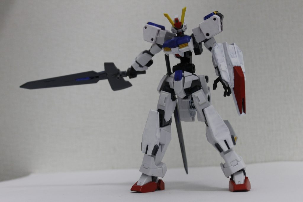 本機の目玉武装である専用ソード。柄の斧でわかる通りグレイズの斧がベースで、刃はダイバーエースのソードです。