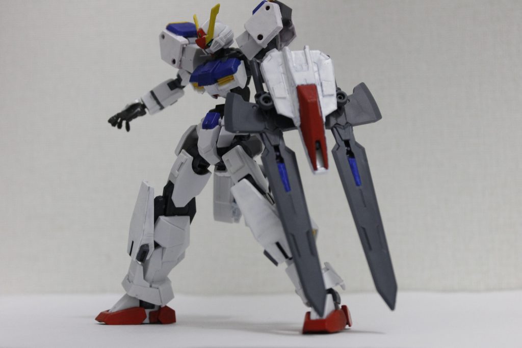 シールド裏に備えてあるジョイントを展開、剣を装着してソードシザース。