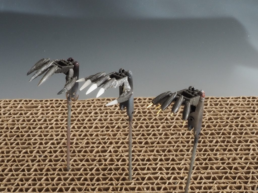 ルクスネイルの延長と平手の加工です。0.5mmの真鍮線で軸を作ったので折れる心配は少ないかと…以前投稿したGエルスは10本中4本が折れたので同じ轍を踏まないようにしました。右手の一つは、指をバラして手刀のようにしたかったのですがビミョーな感じになりました💦二つあるのは過去作から拝借しました。