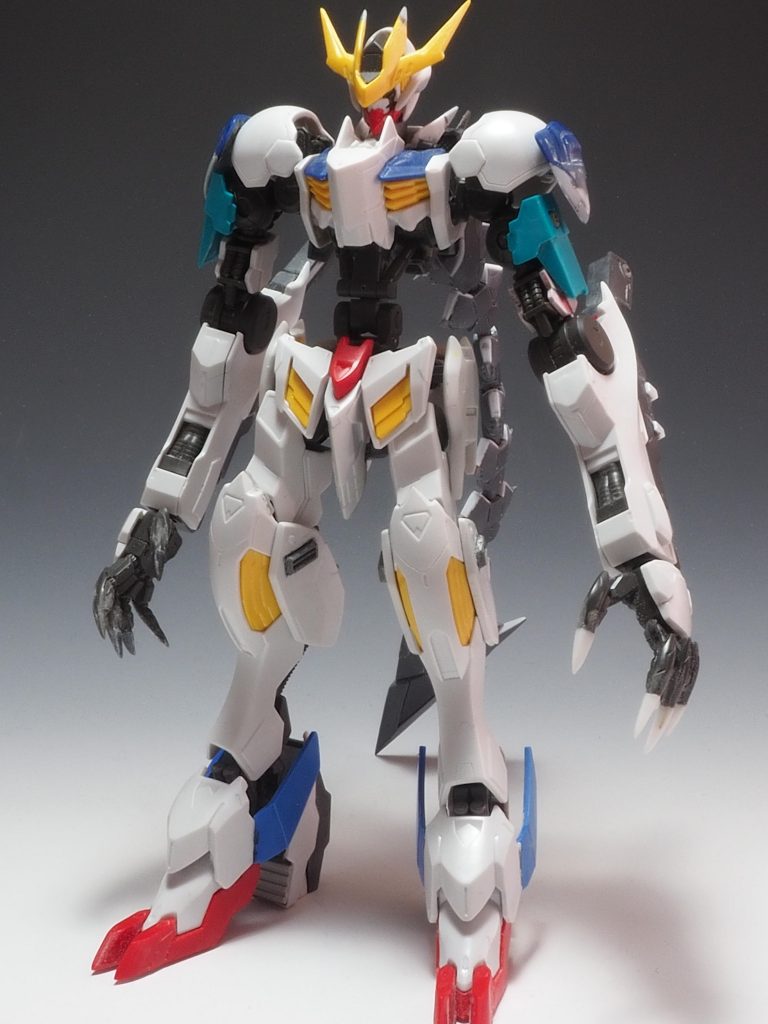 制作工程になります。今回延長箇所は軸で延ばさず関節パーツを組み込んで延長しました。稼働箇所が増えてダイナミックな動きができます。角や襟、肩のパーツなどはプラ板で延長しました。踵などの目立つ肉抜きはできるだけ埋めてみました。